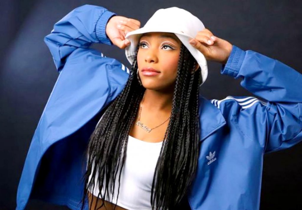 General Hospital Alum Sydney Mikayla Gets Billboard Ad With Mom