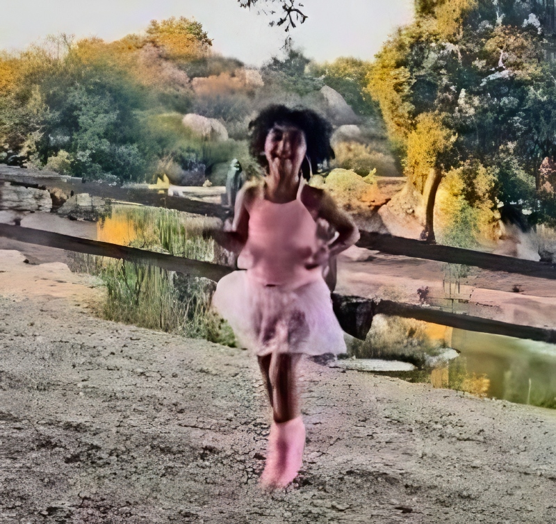 TT dances in pink boots - @mauricebenard - Instagram