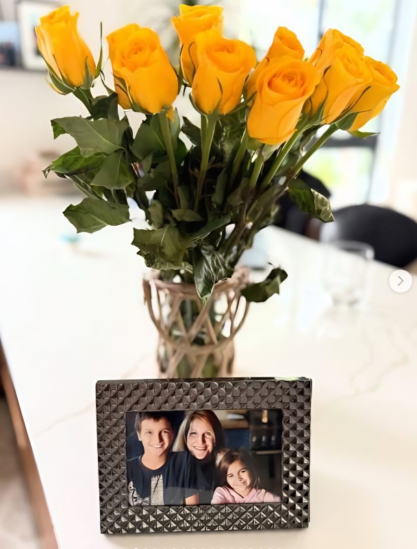 Cameron shared a photo of his mom with roses - Instagram