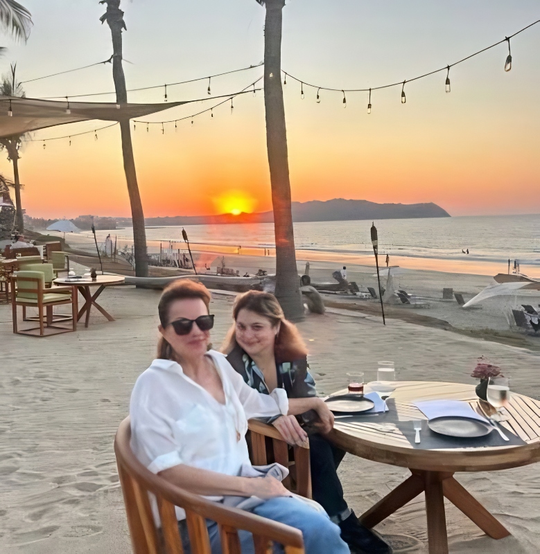 Nancy and Kate take some downtime - @nancyleegrahn - Instagram