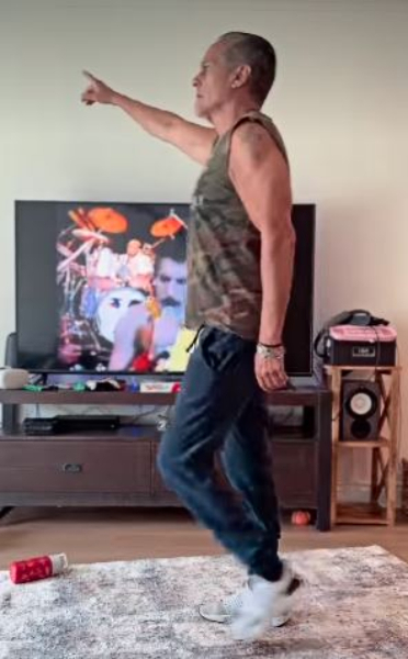Maurice dances to Queen's music - @mauricebenard - Instagram