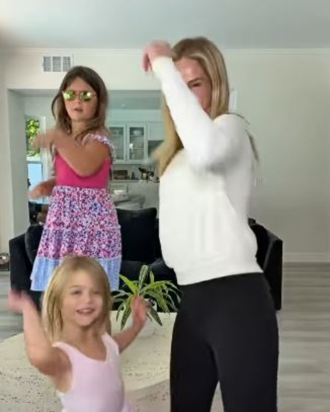 Kelly has fun with her daughters Everleigh and Gemma - Instagram